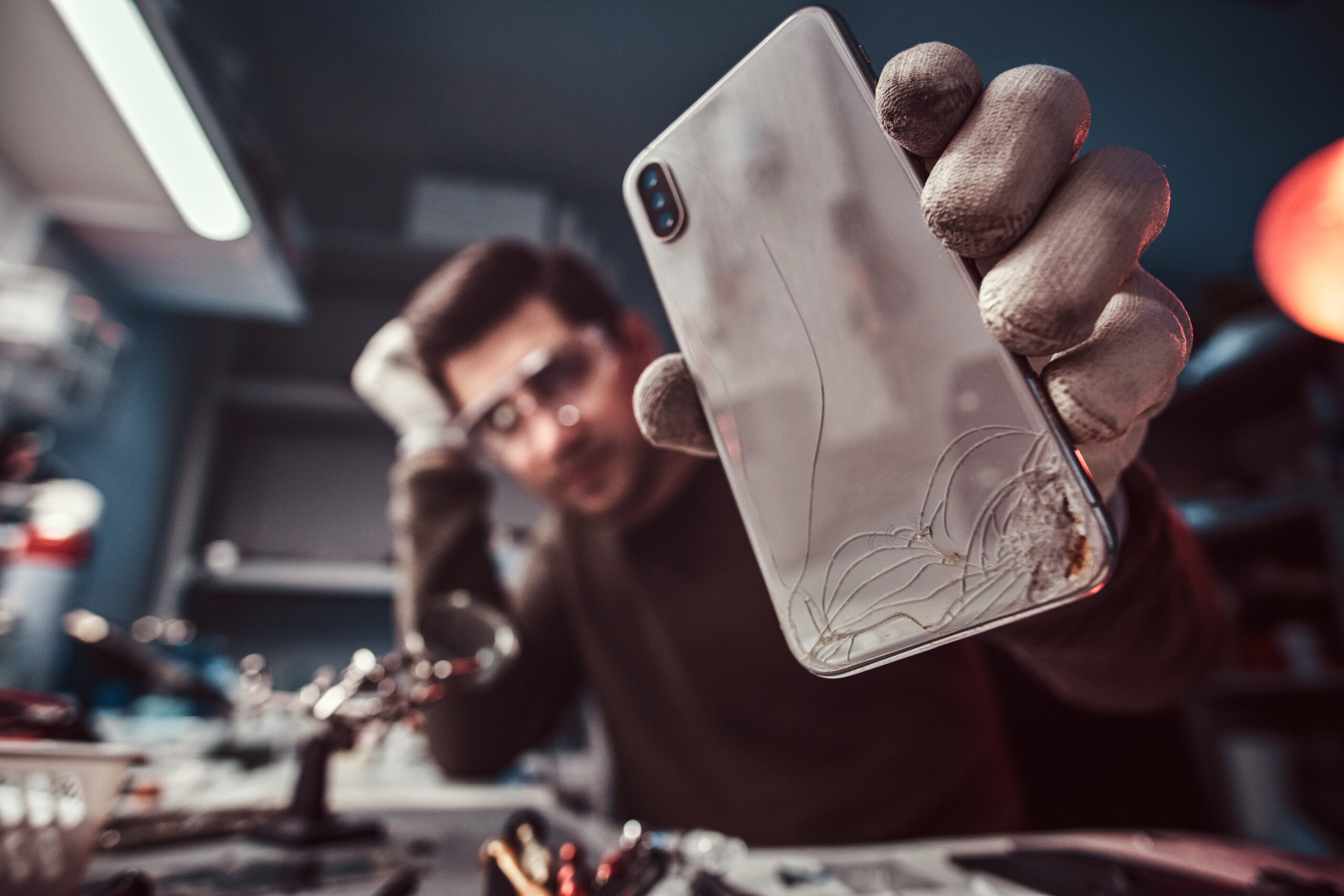 Celular com tela quebrada